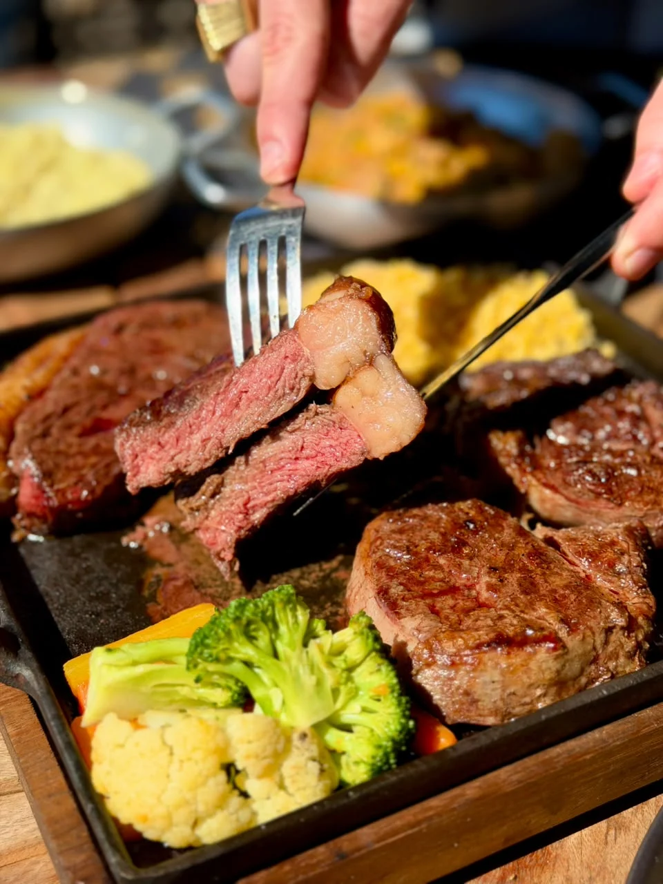 Detalhe de carne cortada com legumes