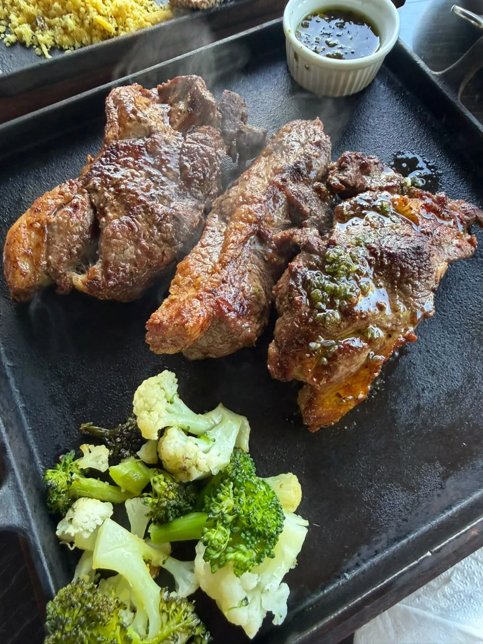 Carnes grelhadas com legumes e molho